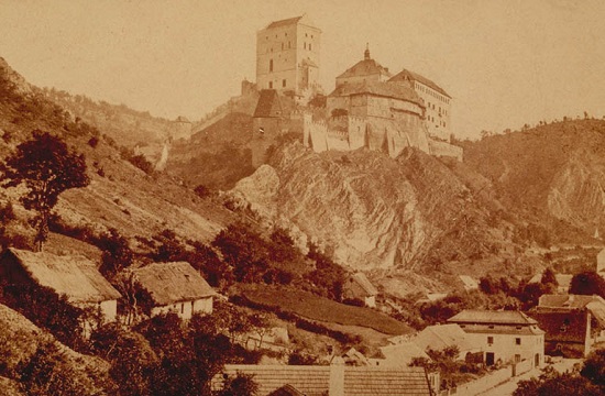 Historická podoba hradu před Mockerovou přestavbou na fotografii Františka Fridricha (1870).