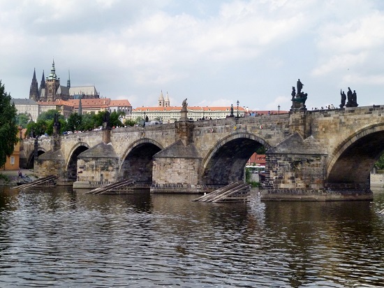 Karlův most s pohledem na panorama Pražského hradu (autor fota: JoJan)